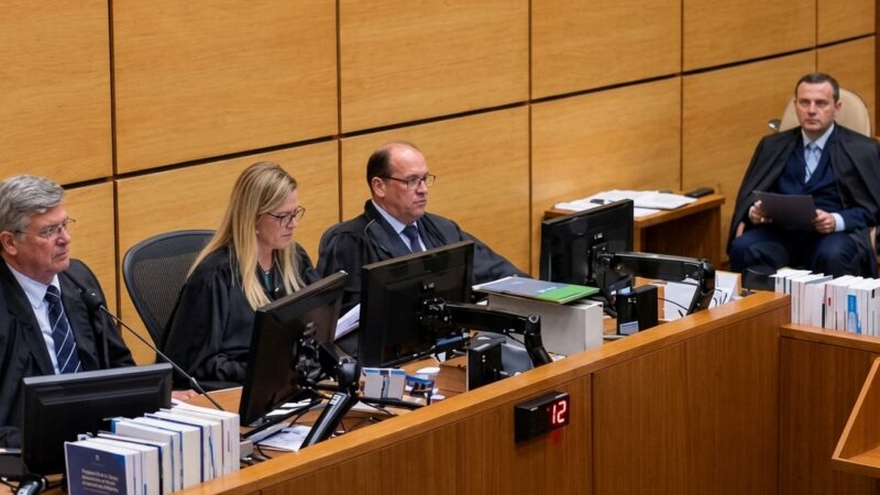 Passado o prazo de 5 anos, acaba a cobrança da dívida, tanto na justiça quanto fora dela