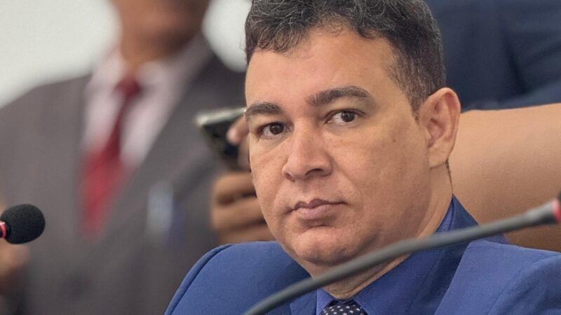 Presidente da Câmara de Feira de Santana é flagrado em áudio pressionando funcionários a votar em Flávio Bolsonaro