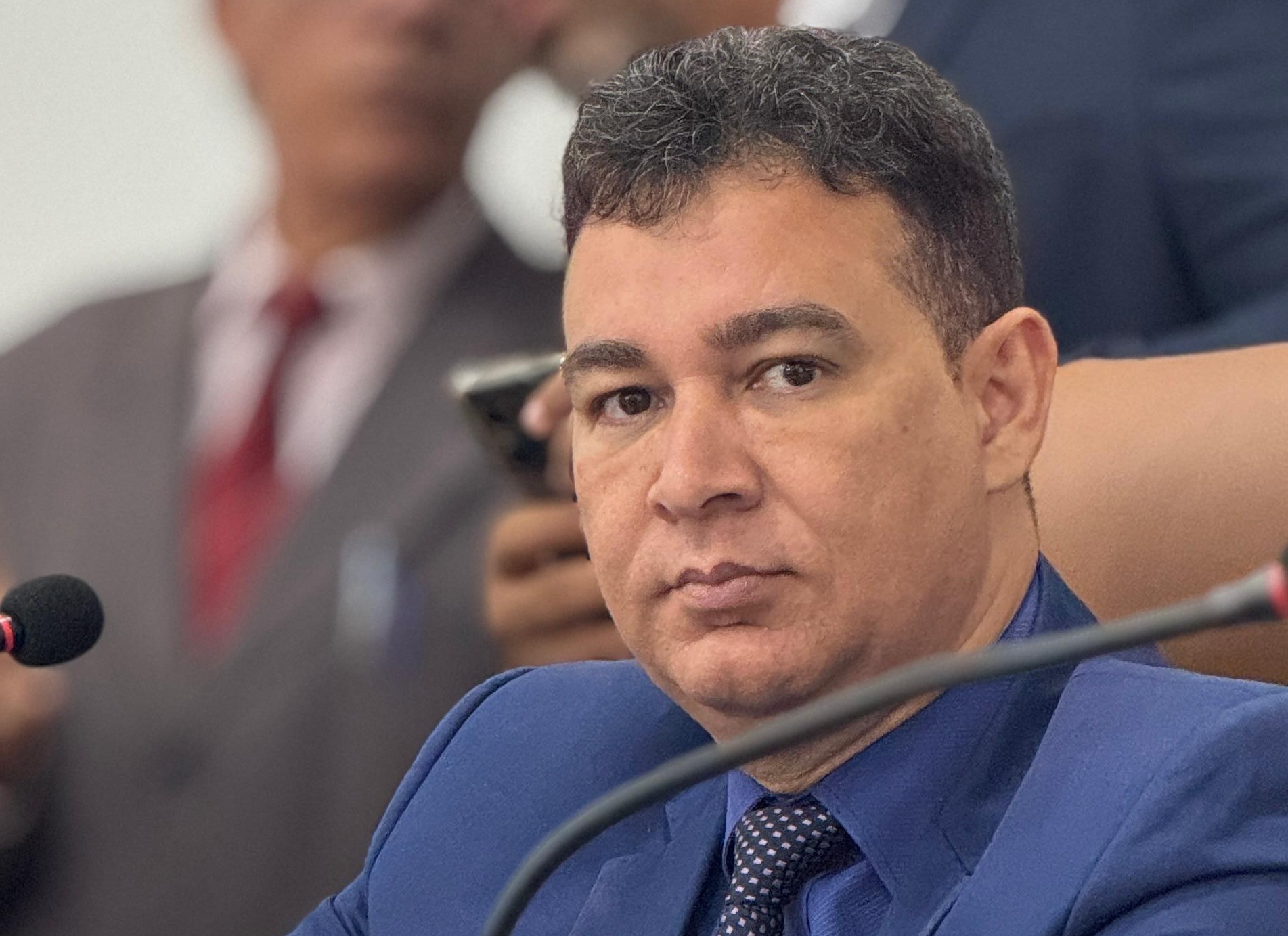 Presidente da Câmara de Feira de Santana é flagrado em áudio pressionando funcionários a votar em Flávio Bolsonaro