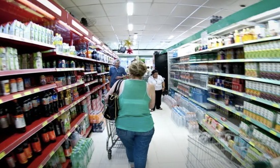 Produção industrial cai 0,6% de julho para agosto, diz IBGE