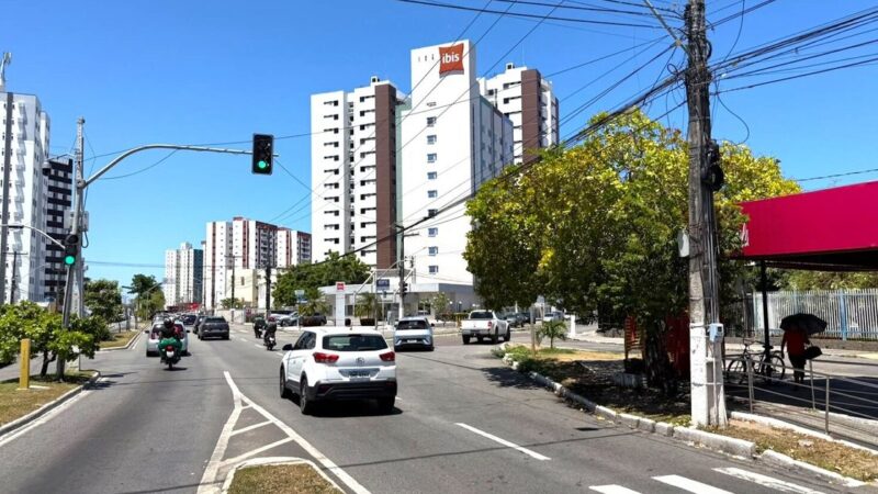 Serviço de retirada de cabos altera trânsito em cruzamento da Adélia Franco nesta quinta (15)