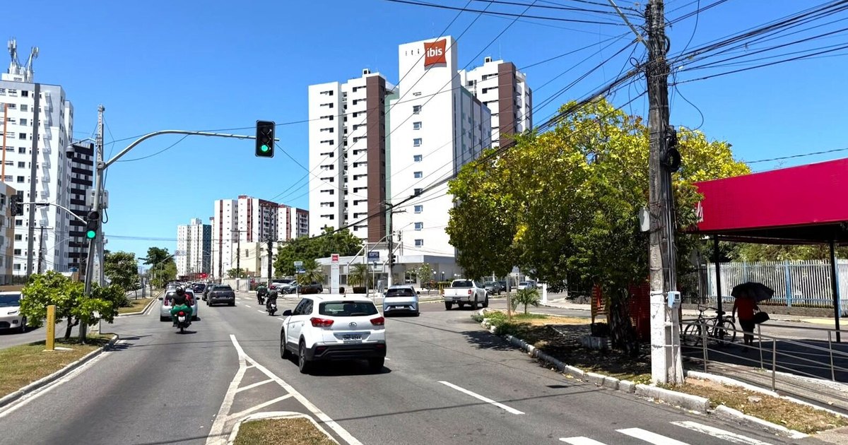Serviço de retirada de cabos altera trânsito em cruzamento da Adélia Franco nesta quinta (15)