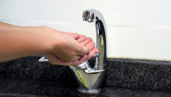 Vazamento em adutora reduz abastecimento de água na Grande Aracaju