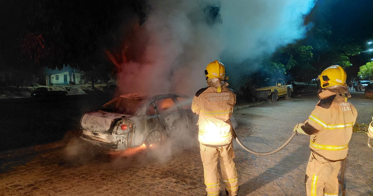Veículo pega fogo na BR-101 em Malhada dos Bois durante a madrugada